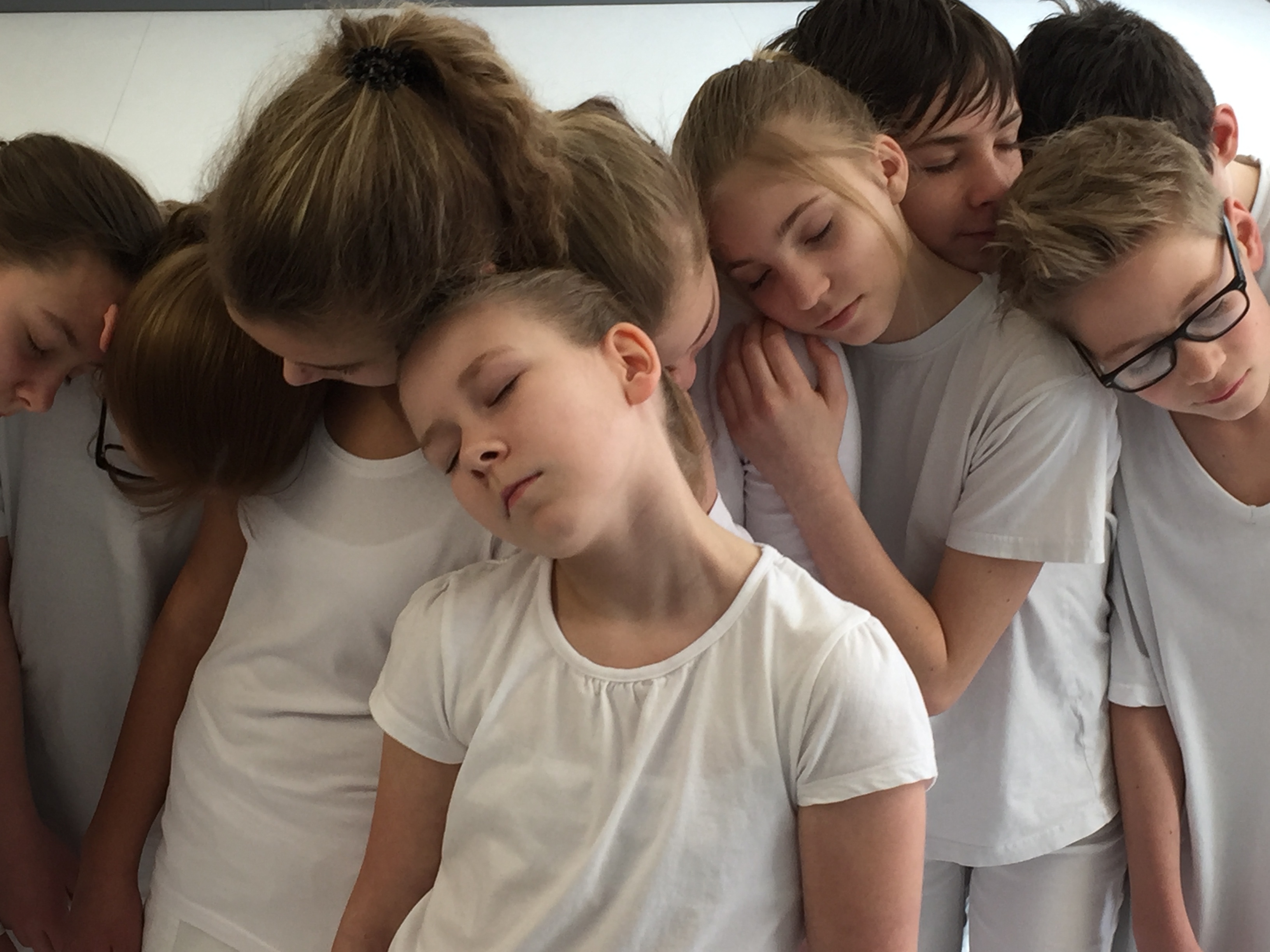 Ein Märchenklassiker in modernem Gewand: Eindrucksvolles Körpertheater mit reduziertem Bühnenbild. Eine Inszenierung der Markgraf Friedrich Rehau Realschule Rehau © Markgraf Friedrich Rehau Realschule Rehau