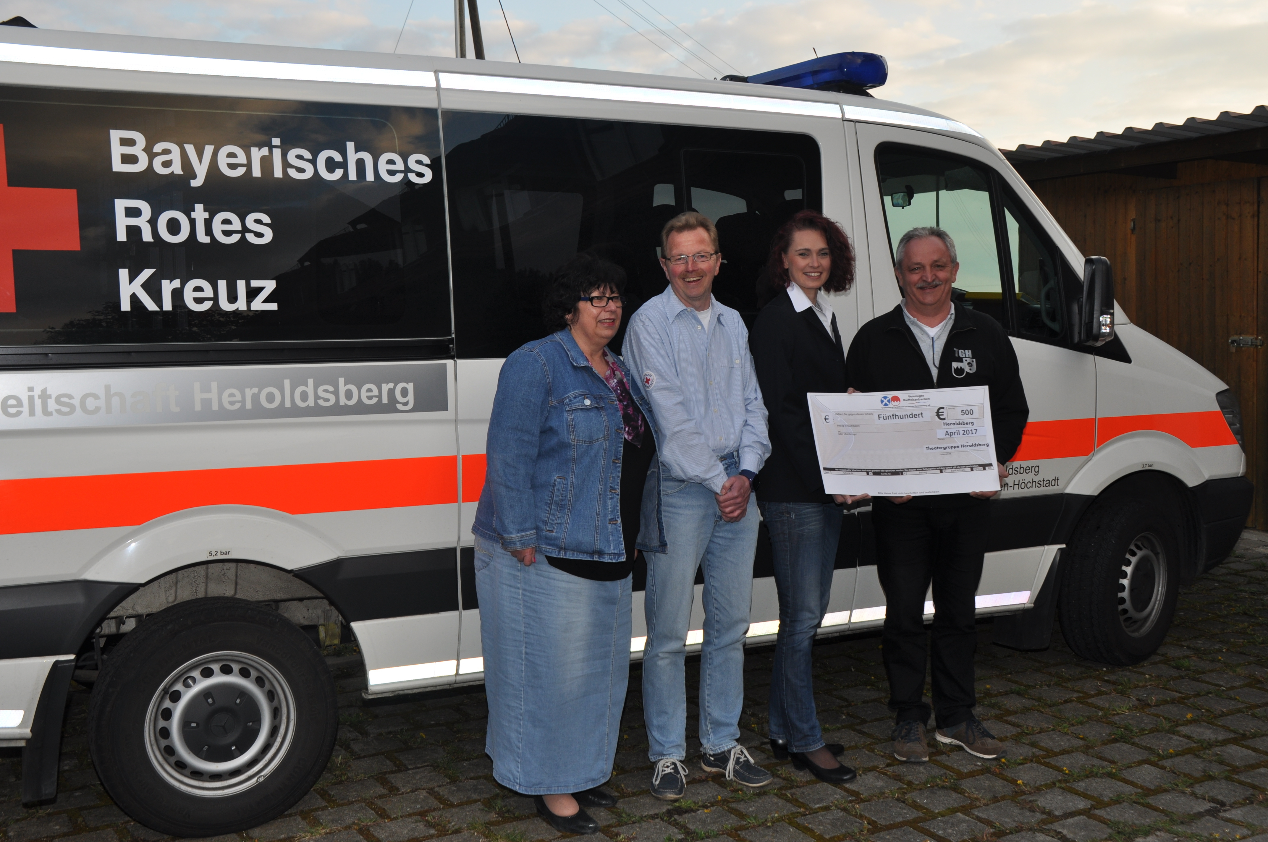 Sybilla Reichert, Stefan Böhm, Daniela Zimmermann und Peter Basel mit dem symbolischen Scheck