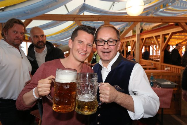 N1-Moderator Flo Kerschner (l.) mit Tucher-Marketingdirektor Kai Eschenbacher auf dem Nürnberger Volksfest. | Foto: John R. Braun