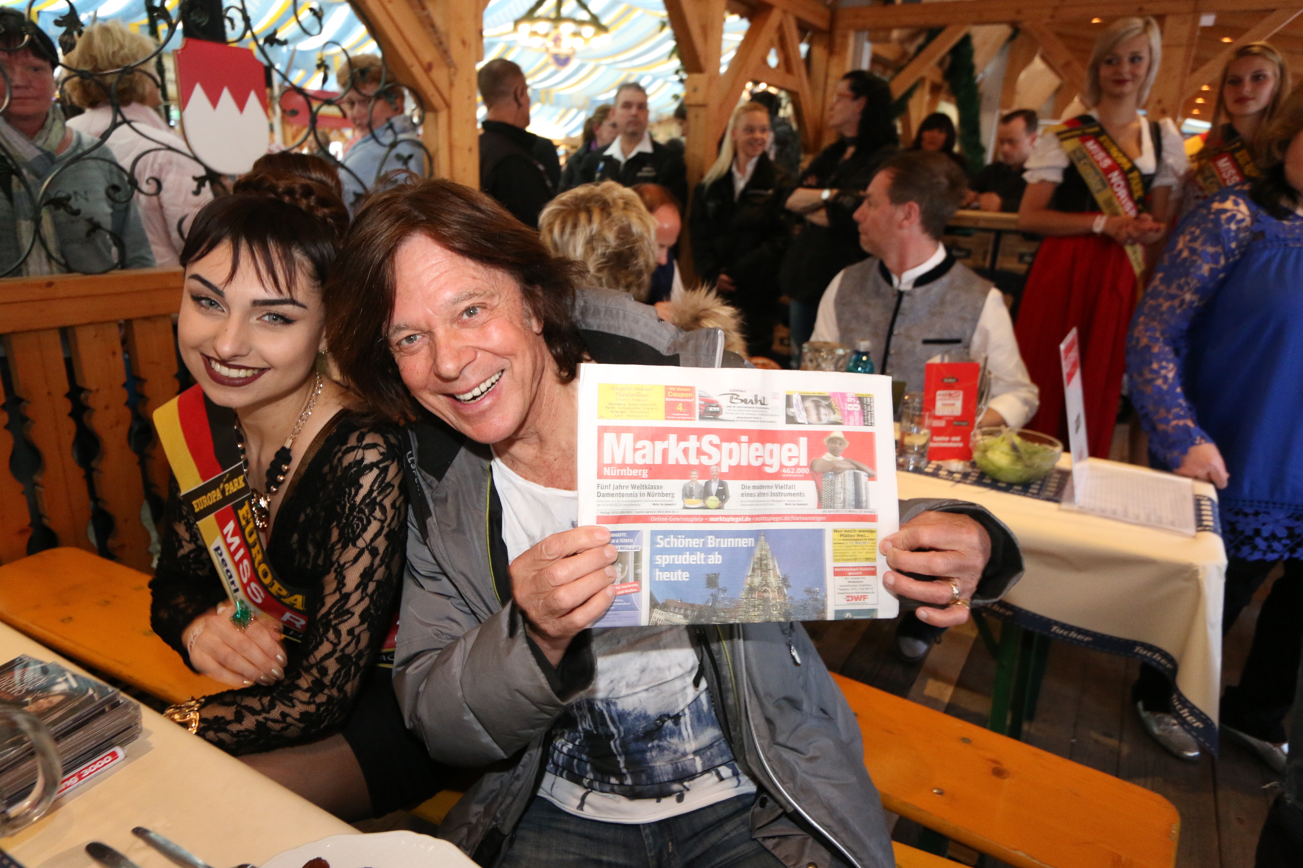 Jürgen Drews bei den Tucher Festzeltstars am Nürnberger Volksfest mit Miss Roth.
