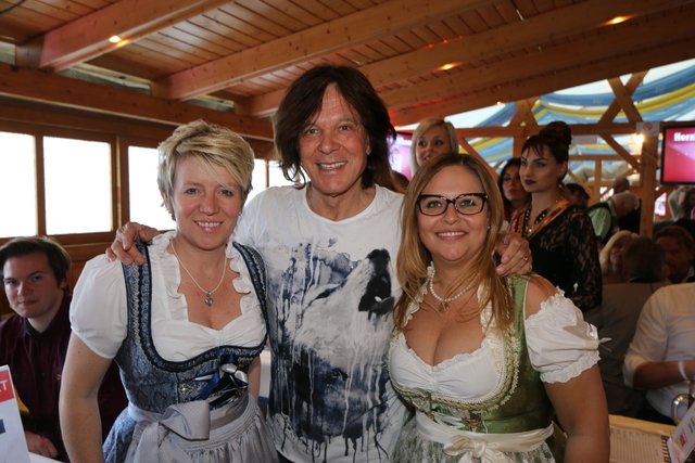 Jürgen Drews mit Simone Leuchauer (l.) und Elke Eschenbacher (r.) | Foto: John R. Braun