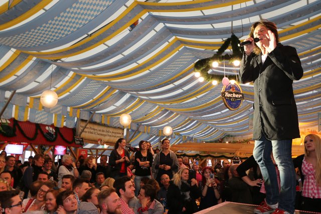 Jürgen Drews sorgte für super Stimmung bei den Festzeltstars am Nürnberger Volksfest. | Foto: John R. Braun