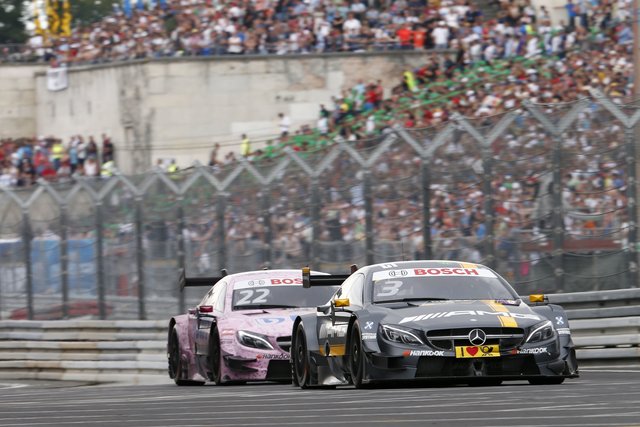Packender Zweikampf Richtung Grundigkehre: Paul Di Resta im Mercedes-AMG C63 DTM vor Lucas Auer, ebenfalls Mercedes-AMG C63 DTM. Foto: © DTM/HochZwei