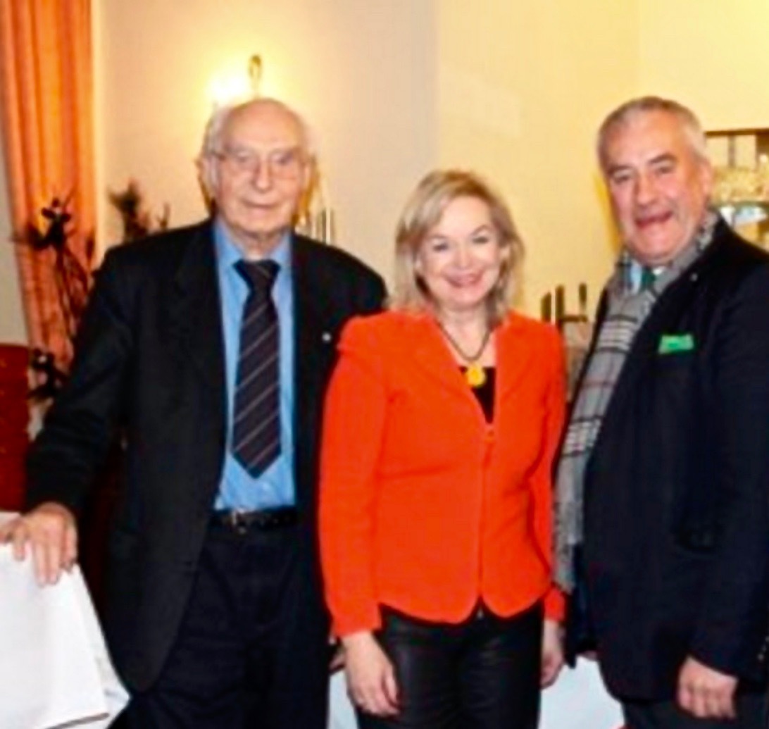 Dr. Sieghard Rost (links im Bild), Gründer Arbeitskreis Schule - AKS, im Januar 2016 bei einer Veranstaltung im Literaturhaus Nürnberg mit Barbara Regitz, Bezirksvorsitzende AKS, und Staatsminister Dr. Ludwig Spaenle.