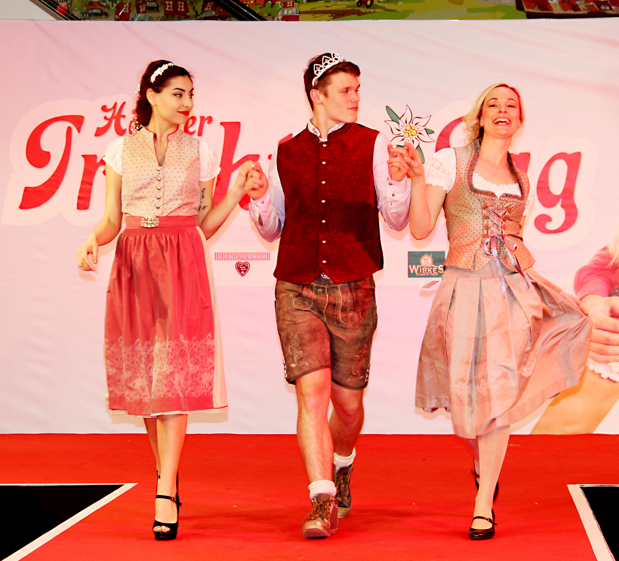 Frisch, frech, fröhlich – Dirndl & Lederhose sind mega-in.