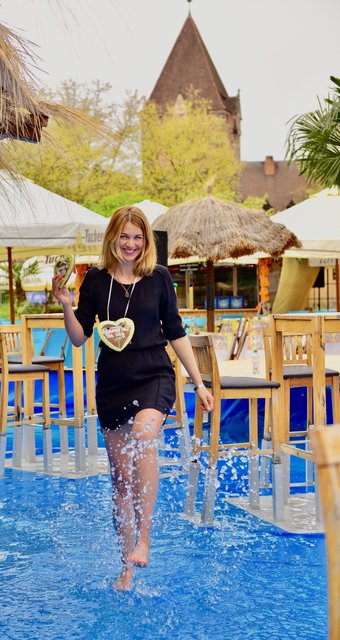 Franziska macht Spaß im 20-Meter-Pool, dem Stadtstrand-Klassiker, gebaut von Strand-Chefkonstrukteur Kurt Grauberger. Foto: © P. Maskow