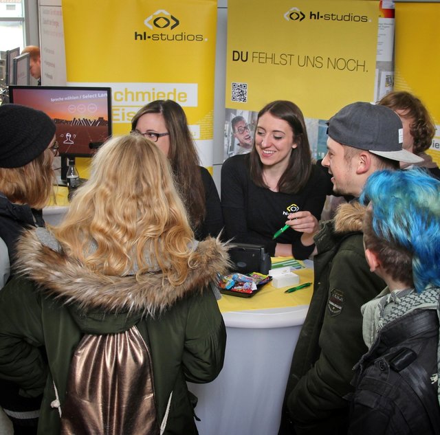 (Foto: hl-studios, Erlangen): Gute Gespräche auf der Hochschulkontaktmesse 2017 der HS Ansbach