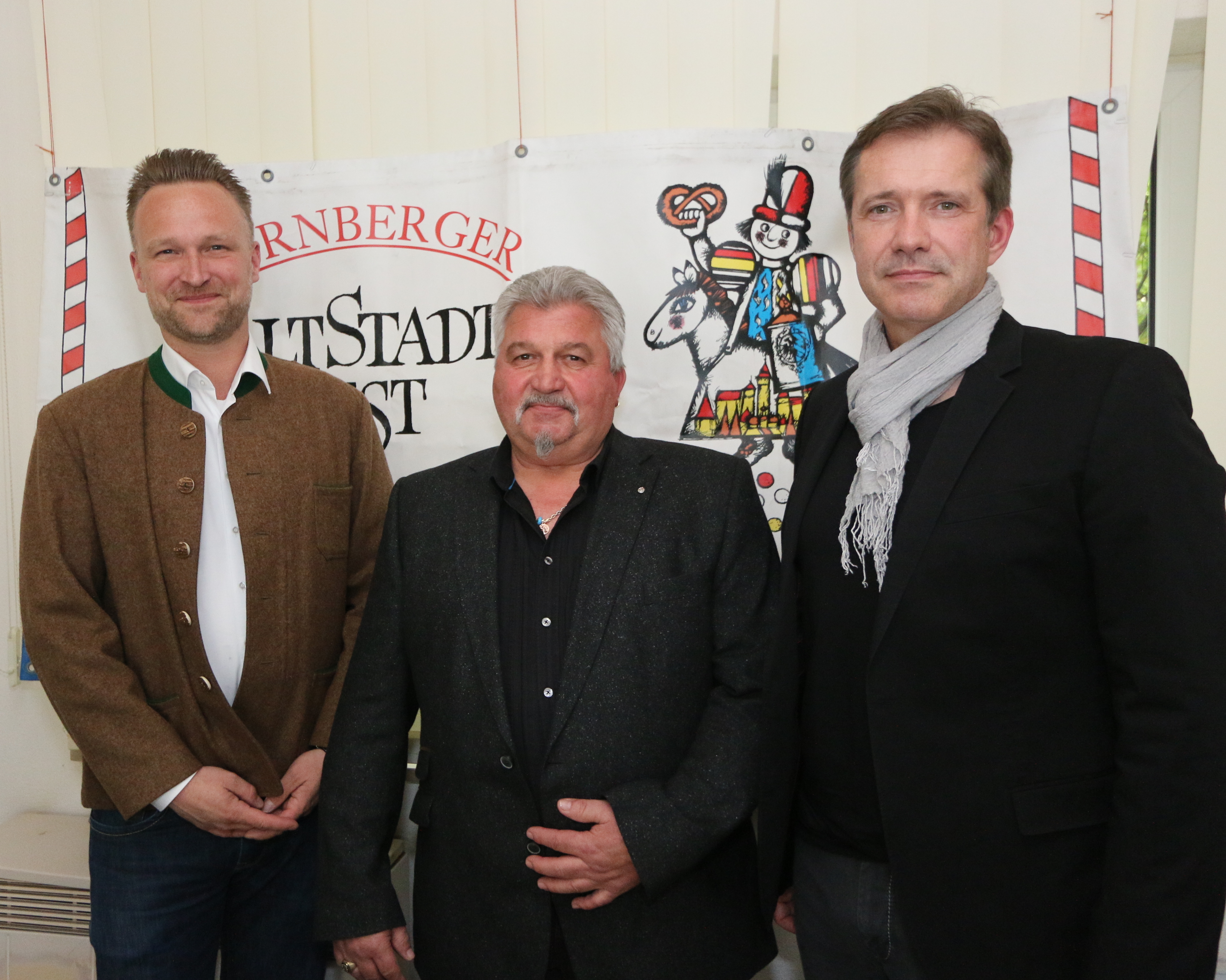 Hubert Gronauer (l.) und Michael Hagl präsentieren mit Alexander Herrmann (r.) den neuen Wirt des diesjärigen Altstadtfestes.
