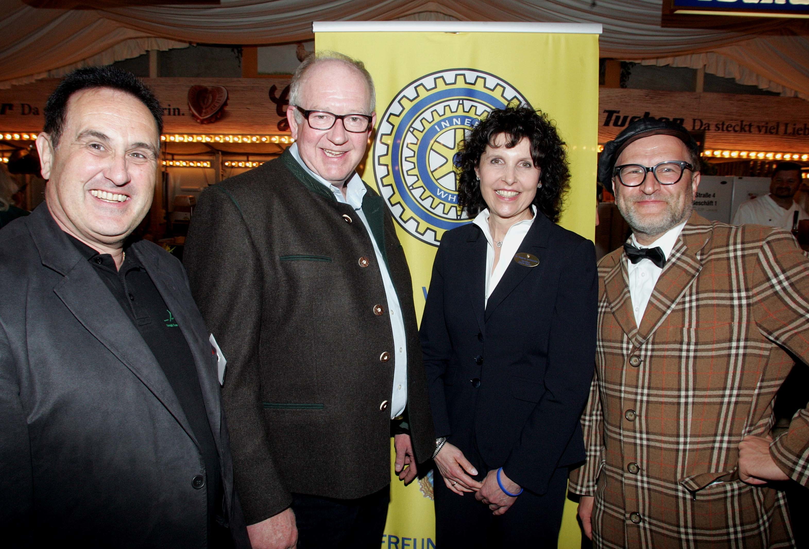 Die Präsidentin des „Inner Wheel Club Sibylle Merian Nürnberg“, Dr. Dagmar Schmucker, und der 1. Vorsitzende des Hospiz Team Nürnberg, Diakon Dirk Münch (l.), freuen sich mit Festwirt Peter Lössel und Wortakrobat Dr. Oliver Tissot (r.) über die stattliche Summe von 11.000 Euro.