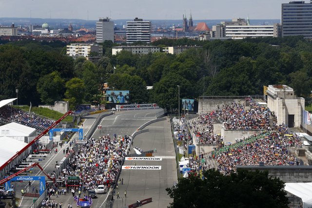Die Startaufstellung aus der Luft! Der Norisring ist der letzte echte Stadtkurs in Deutschland. Foto: © IKmedia