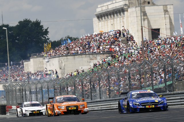Gary Paffett (Mercedes-AMG C63 DTM) wird von Jamie Green im Audi RS5 DTM und Martin Tomczyk im BMW M4 DTM gejagt. Foto: © IKmedia
