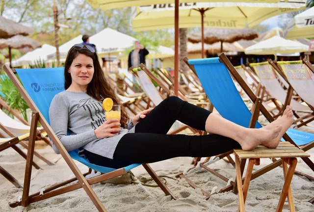 Sandra testet schon mal den ersten Cocktail am Strand. Foto: © P. Maskow