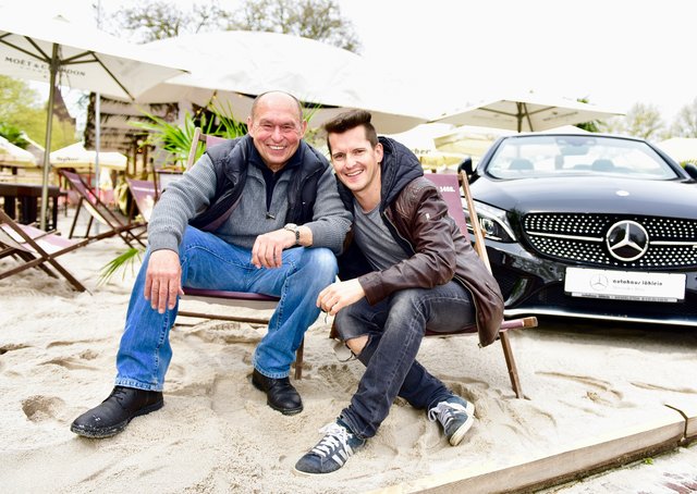 Stadtstrand-Macher Lorenz Kalb (li.) hat beim Probesitzen Spaß mit Hit Radio N1-Star Flo Kerschner. Foto: © P. Maskow