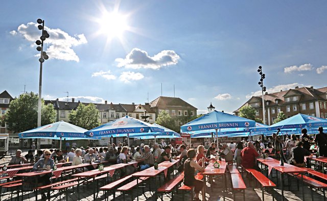 Ort der Geselligkeit: Das Erlanger Weinfest lädt auch heuer wieder – bei hoffentlich schönem Wetter – auf den Schlossplatz ein. Foto: © ETM / Arne Seebeck