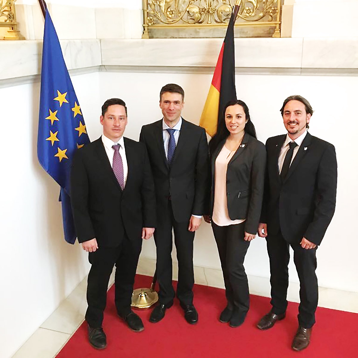 Waren im Rahmen des KnowHow-Transfers der Wirtschaftsjunioren eine Woche lang im direkten Austausch mit Staatssekretär und Bundestagsabgeordnetem Stefan Müller (2.v.l): Andreas Zacherl (l.) und Stefan Gelsebach mit seiner Frau Julia, die zur gleichen Zeit Gast der Wallersdorfer Bundestagsabgeordneten Gudrun Zollner war. Foto: oh