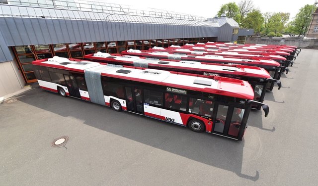 Ein Gelenkbus ist 18 Meter lang, hat 37 Sitzplätze, acht Klappsitze und 99 bzw. 88 Stehplätze, wenn alle Klappsitze oder die Freiflächen belegt sind. | Foto: VAG – Claus Felix