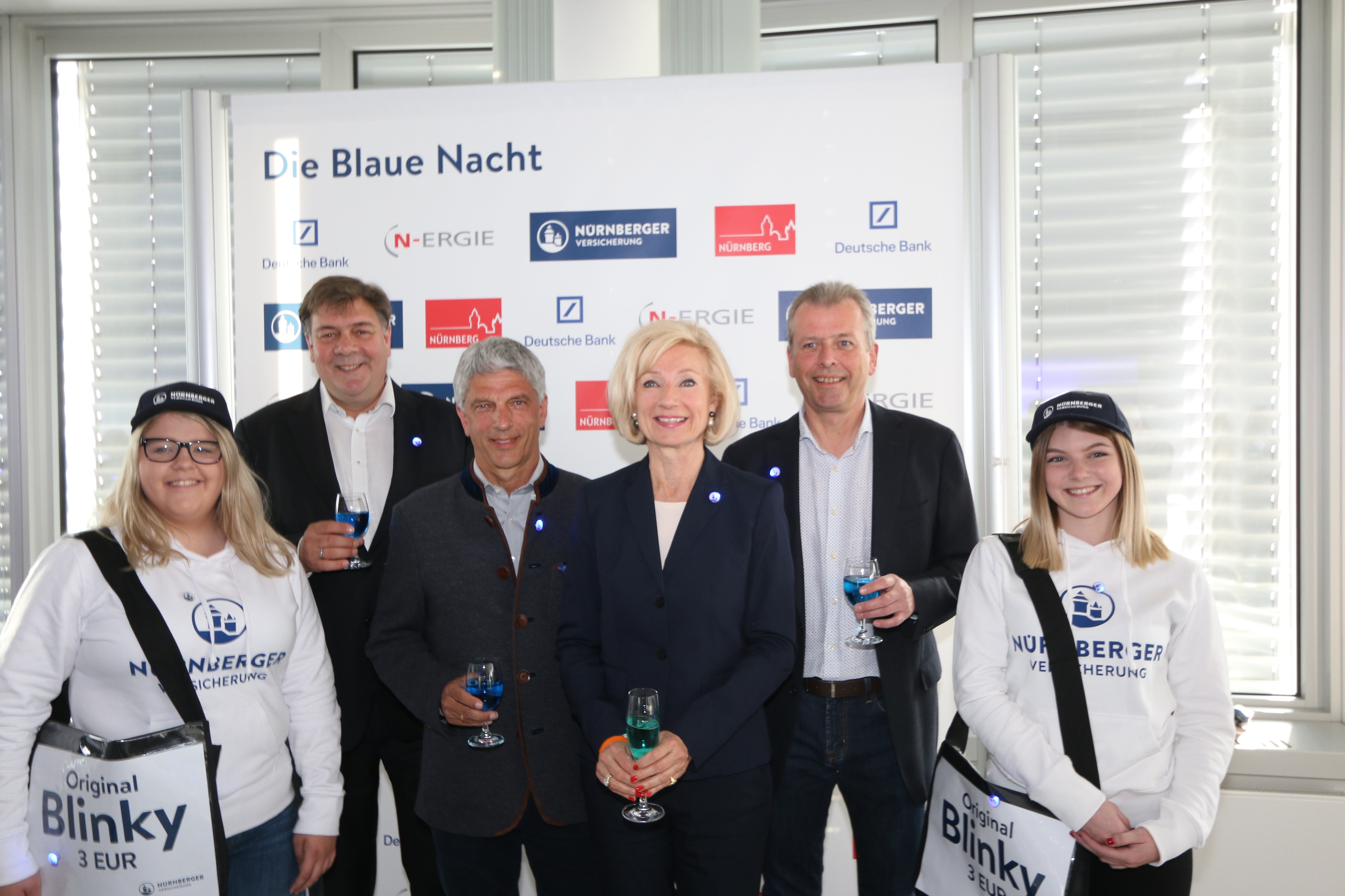 Nürnbergs Oberbürgermeister Dr. Ulrich Maly, Kulturreferentin Prof. Dr. Julia Lehner, NÜRNBERGER-Vorstandsvorsitzender Dr. Armin Zitzmann und Deutsche Bank-Direktor Dietmar Amend, eingerahmt von zwei Blinky-Verkäuferinnen.
