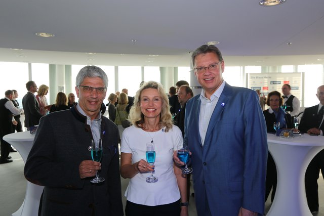Dr. Armin Zitzmann (l.), Voratandsvorsitzender NÜRNBERGER Versicherung, begrüßt Dr. Roland Fleck, Geschäftsführer NürnbergMesse, mit  Ehefrau Dagmar. | Foto: John R. Braun