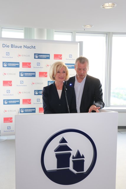 Oberbürgermeister Dr. Ulrich Maly und Kulturreferentin Prof. Dr. Julia Lehner bedanken sich bei den Sponsoren und eröffnen gemeinsam die  Blaue Nacht 2017, die ,,Lange Nacht der Kunst und Kultur“. | Foto: John R. Braun