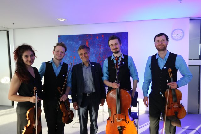 Das FEUERBACH QUARTETT untermalte den Empfang musikalisch. Auf unserem Foto mit Prof. Martin Ulrich (M.), Präsident der Hochschule für Musik. Das Ensemble genoss ein gemeinsames Studium (Mandelring Quartett) an der Hochschule für Musik Nürnberg. | Foto: John R. Braun