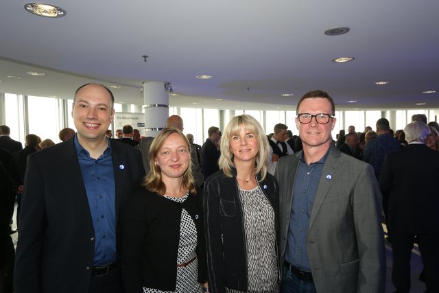 Andreas Kriegelstein (l.) mit Ehefrau Ulrike (2.v.l.) und wbg-Geschäftsführer Ralf Schekira mit Ehefrau Grit. | Foto: John R. Braun