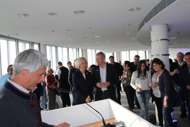 Dr. Armin Zitzmann (l.) begrüßte rund 150 geladene Gäste im 31. Stockwerk des Business Towers zum Start-Empfang in die Blaue Nacht. | Foto: John R. Braun
