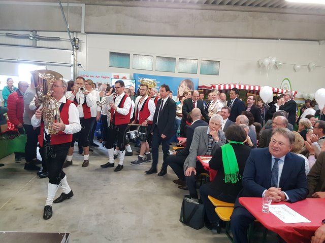 Einzug von Bundeslandwirtschaftsminister Christian Schmidt. Vorn rechts am Tisch: Schirmherr Helmut Brunner, Staatsminister für Ernährung, Landwirtschaft und Forsten. Foto: © Udo Dreier