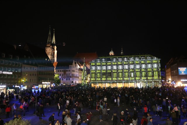 Die faszinierende Video-Mapping-Show des weltweit agierenden Künstlers Philipp Geist auf dem Hauptmarkt. Foto: © Udo Dreier