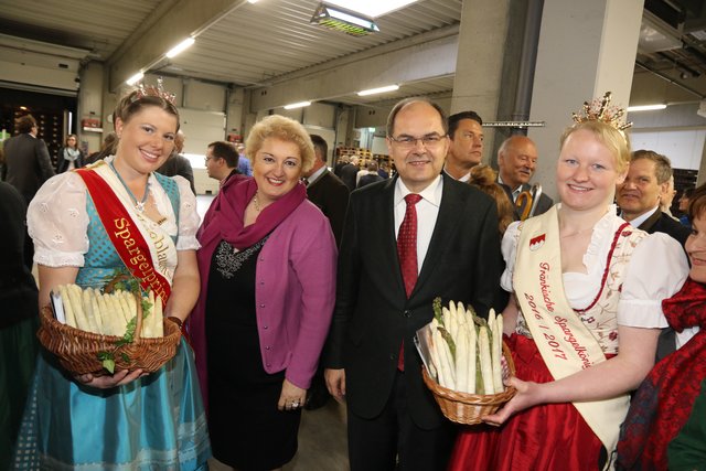 Die fränkische Spargelkönigin 2016/2017 Anna Hennicke aus Nürnberg, Bundesagrarminister Christian Schmidt aus Fürth, Landtagsabgeordnete Petra Guttenberger aus Fürth unddie Knoblauchsländer Spargelprinzessin Veronika Höfler (v.r.).
Foto: Udo Dreier - 07.05.2017 - Nürnberg - 25. Tag der offenen Tür im Knoblauchsland - Der bayerische Landwirtschaftsminister Helmut Brunner eröffnete am Sonntag, 7. Mai um 10 Uhr bei der Franken-Gemüse Knoblauchsland eG in Nürnberg-Höfles, Raiffeisenstraße 200, als Schir | Foto: Udo Dreier