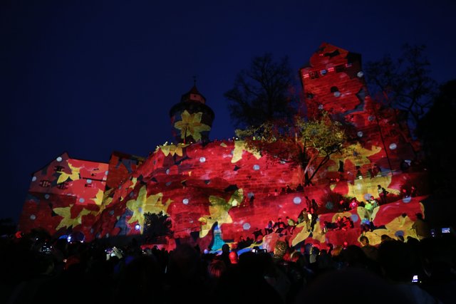 In immer neue Farben taucht Barbara Engelhard die Kaiserburg. Foto: © Udo Dreier