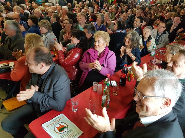 In der Halle: Bürgermeister Christian Vogel (SPD, links), Landtagsabgeordnete Petra Guttenberger (CSU, Mitte) und Bezirkstagspräsident Richard Bartsch (CSU, rechts). Foto: © Udo Dreier