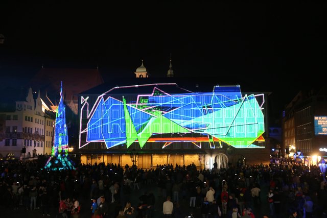 Auch der Schöne Brunnen (links) wird von  Video-Mapping-Künstler Philipp Geist bunt angestrahlt. Foto: © Udo Dreier