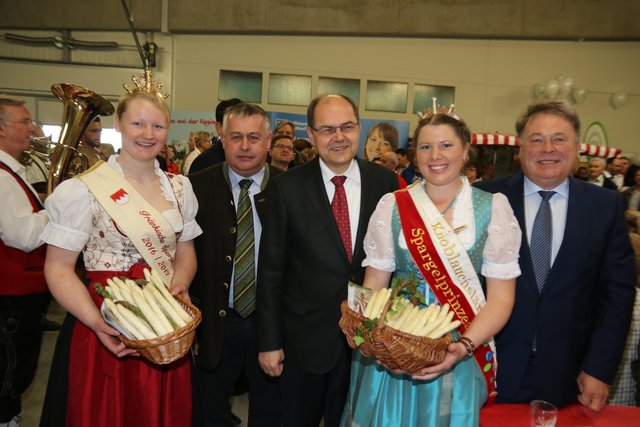 Die fränkische Spargelkönigin 2016/2017 Anna Hennicke aus Nürnberg,  Bauernverbands-Präsident Walter Heidl, Bundesagrarminister Christian Schmidt aus Fürth, die Knoblauchsländer Spargelprinzessin Veronika Höfler sowie  Bayerns Landwirtschaftsminister Helmut Brunner (v.l.). | Foto: Udo Dreier