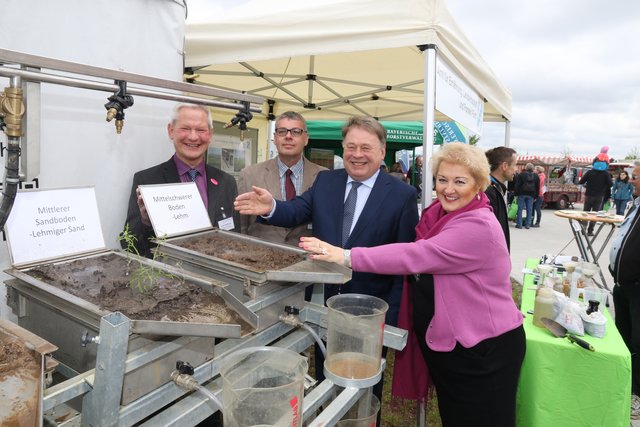 Bayerns Landwirtschaftsminister Helmut Brunner und Fürths Landtagsabgeordnete Petra Guttenberger bei der ,,Bodenkunde". | Foto: Udo Dreier