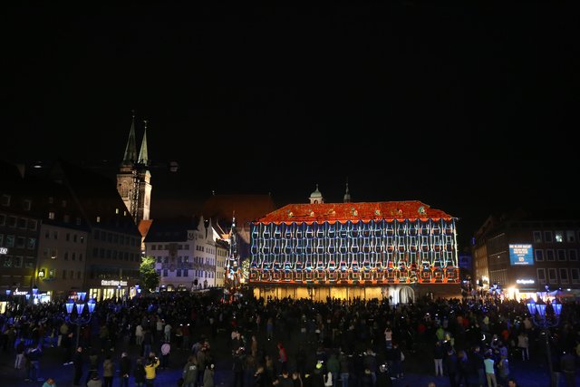 Der Hauptmarkt wird zur Freiluftbühne eines fantastischen Spektakels. Foto: © Udo Dreier