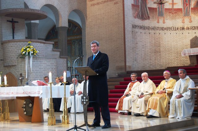 Dr. Söder bei seinen Grußworten an die Gemeinde