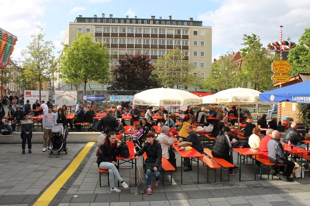 Das Maifest am Aufseßplatz ist ein friedliches Miteiander der verschiedenen Kulturen in der Noris. | Foto: © Victor Schlampp