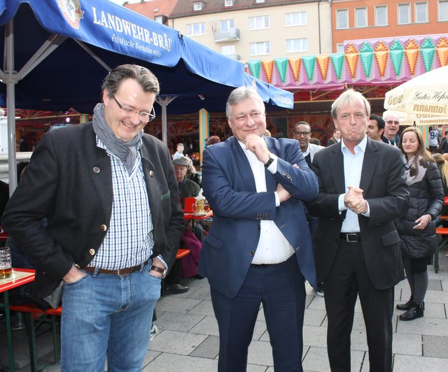 In Erwartung des Bieranstichs (v.l.) Michael Frieser, Marin Burkert (MdB, SPD) und Stefan Schuster (MdL, SPD). | Foto: © Victor Schlampp