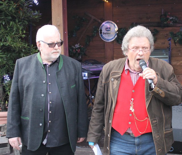 Fritz Endreß (l.) und Heinz Haffki begrüßen die Ehrengäste. | Foto: © Victor Schlampp