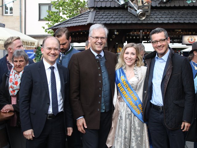 Freuen sich, dass eine echte Bierkönigin zur Maifest-Eröffnung nach Nürnberg gekommen ist (v.l.) Sebastian Brehm (Vorsitzender der CSU Stadtratsfraktion Nürnberg), Richard Bartsch, Bierkönigin Nicole und Dr. Michael Fraas. | Foto: © Victor Schlampp