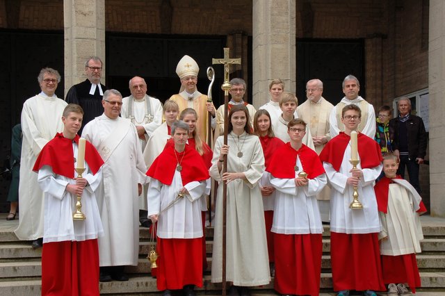 Gruppenbild nach dem Gottesdienst vor der Kirche