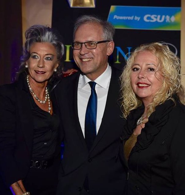 Und so sieht Richard Bartsch heute aus - auf dem Foto mit den CSU-Damen Claudia Seidenschwarz & Sigrid Gronau, r.