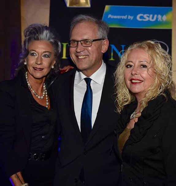 Und so sieht Richard Bartsch heute aus - auf dem Foto mit den CSU-Damen Claudia Seidenschwarz & Sigrid Gronau, r.