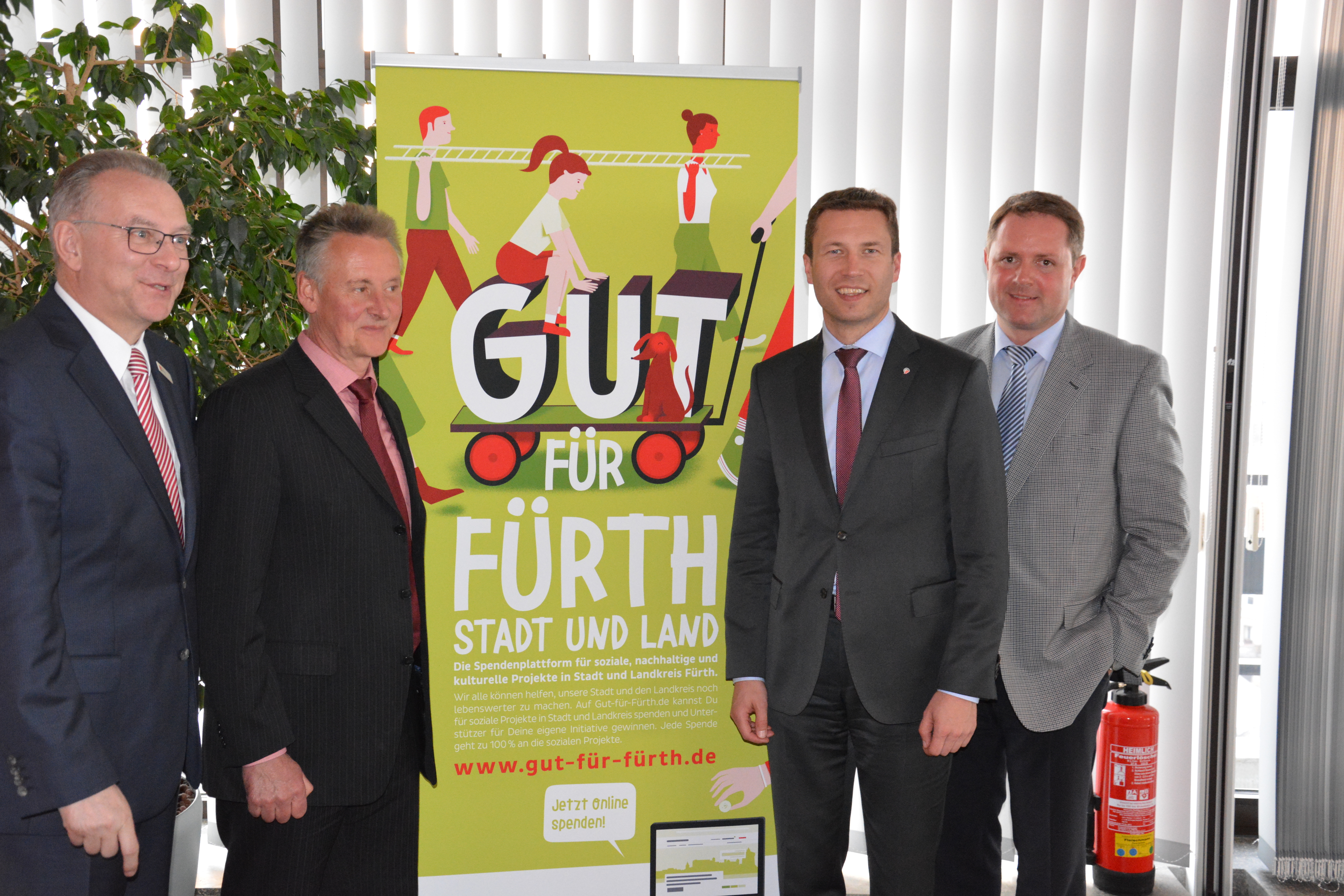 Hans Wölfel, Fürths OB Thomas Jung, Landrat Matthias Dießl und Verwaltungsratsvorsitzender und cadolzburgs Bürgermeister Bernd Obst (v.li.n.re.) bei der Vorstellung der neuen Plattform.