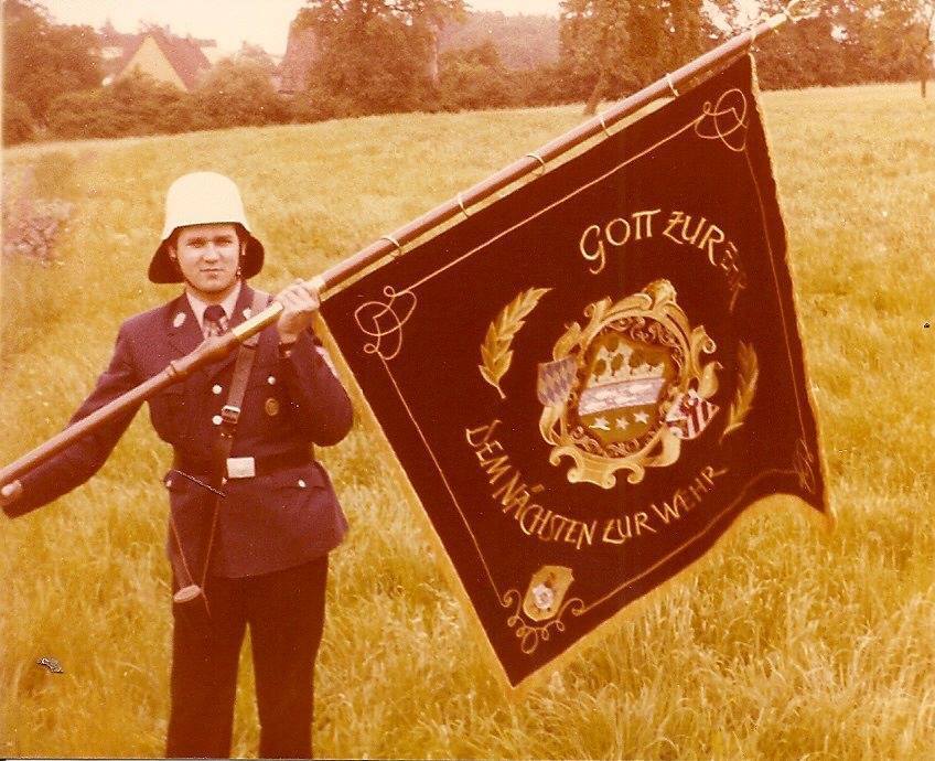 Bezirkstagspräsident Richard Bartsch vor 39 Jahren als Fahnenträger der Feuerwehr.