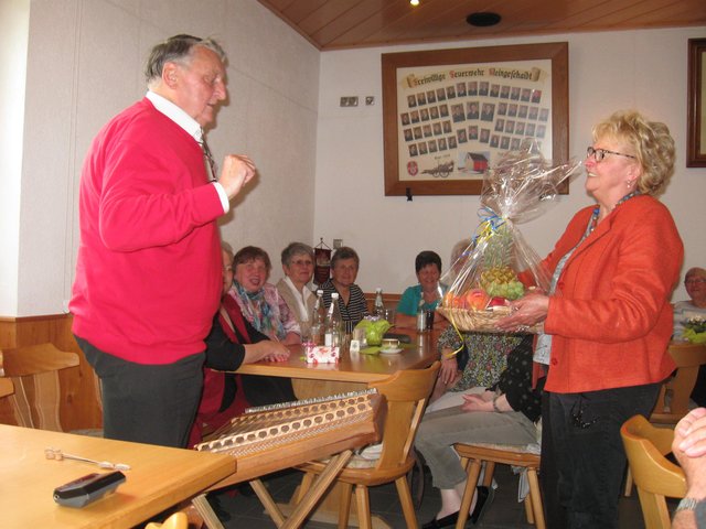 Als Dank gibt es einen Obstkorb übergeben von Melitta Schön
