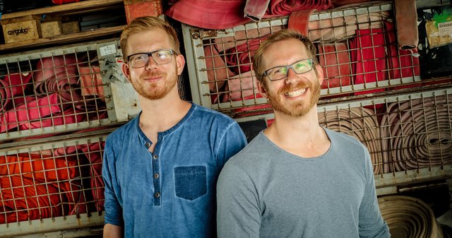 Feuerwear wurde 2005 von Martin Klüsener (l.) gegründet. Seit 2008 führt er mit seinem Bruder Robert Klüsener zusammen das Unternehmen. | Foto: Feuerwear Manufaktur