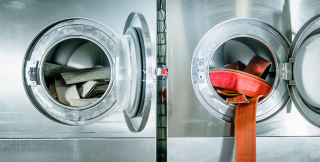 Ab in die Trommel: Feuerwear bezieht nach eigenen Angaben Ökostrom von Greenpeace Energy – konsequent ohne Kohle und Atomkraftwerk. | Foto: Feuerwear Manufaktur