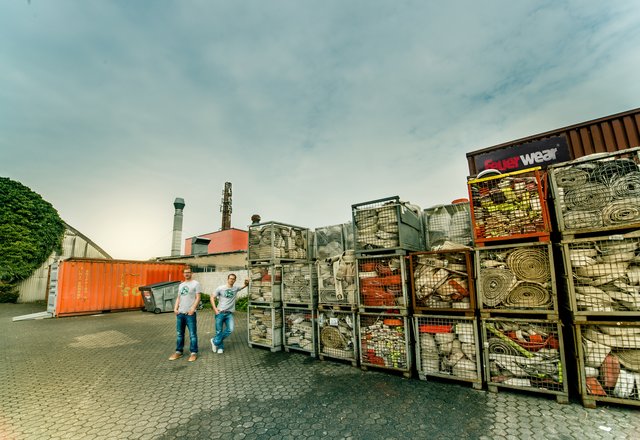 Die Klüsener Brüder haben für Nachschub gesorgt. Aus den gebrauchten Feuerwehrschläuchen werden trendige Taschen und Rucksäcke. | Foto: Feuerwear Manufaktur