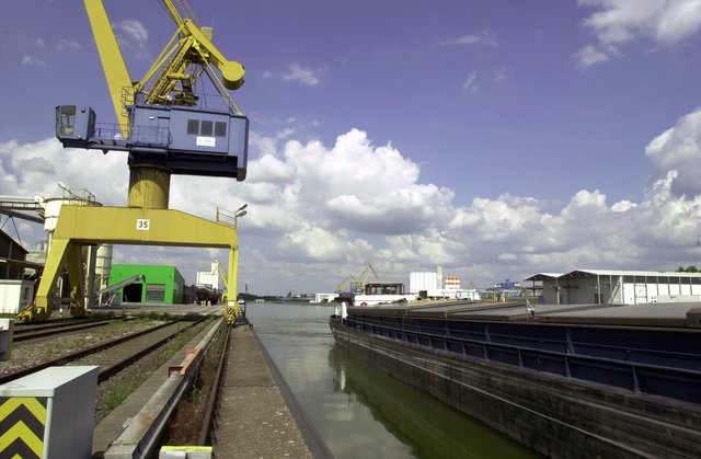 Güterverkehrszentrum Hafen Nürnberg. Durch den Hafen am Main-Donau-Kanal und sein Güterverkehrszentrum ist Nürnberg mit den internationalen Wasserstraßen verbunden. | Foto: Uli Kowatsch